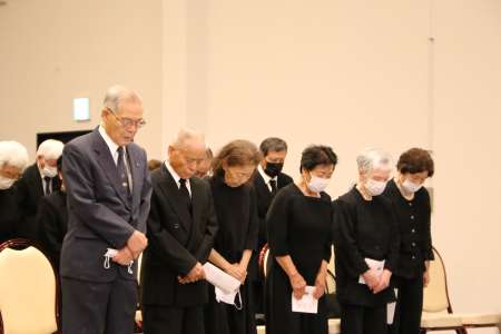 黙とうする参列者