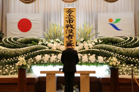 主催者として式辞を述べる荒木市長