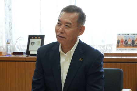赤﨑さんと談笑する荒木市長です。
