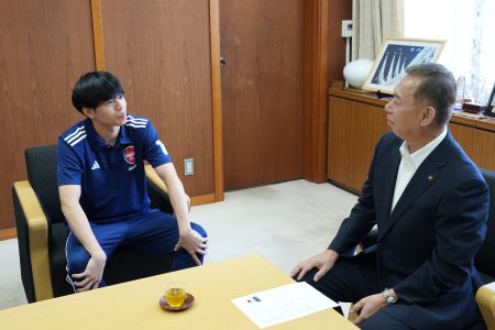 荒木市長と談笑する赤﨑さん