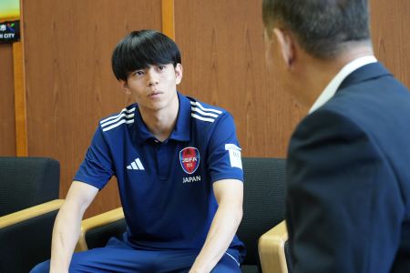 荒木市長に語りかける赤崎さん