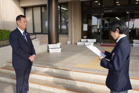 生徒会長が挨拶しました。JPG