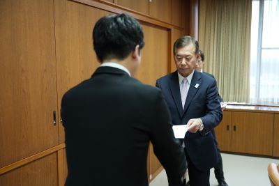 新規採用職員に辞令交付