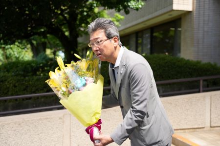 花束を持つ岡村副市長
