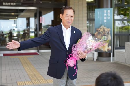 花束を手に笑顔の荒木市長