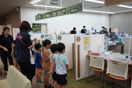 職員に労いの言葉をかけるこどもたち