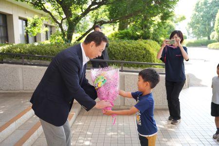 荒木市長に花束のプレゼント