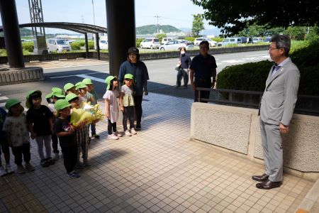 合志市役所を訪れたこどもたち