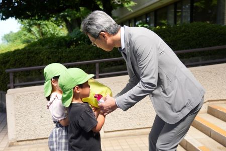 こどもたちからお花を受け取る岡村副市長