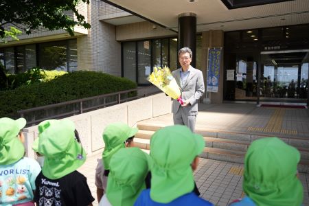 お礼を述べる岡村副市長