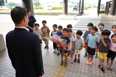 荒木市長に挨拶するこどもたち